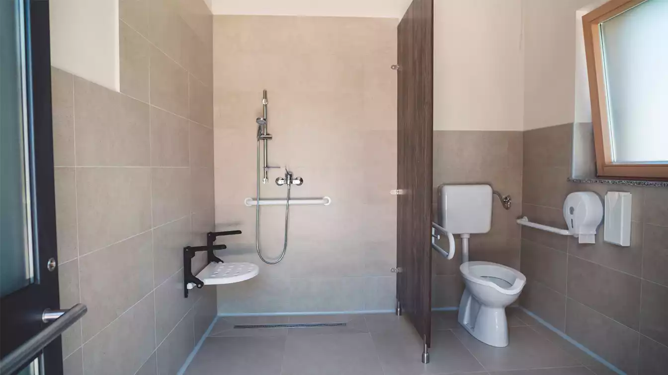 Plomberie Fréjus & Saint-Raphaël : installation douche PMR (Personnes à Mobilité Réduite)
