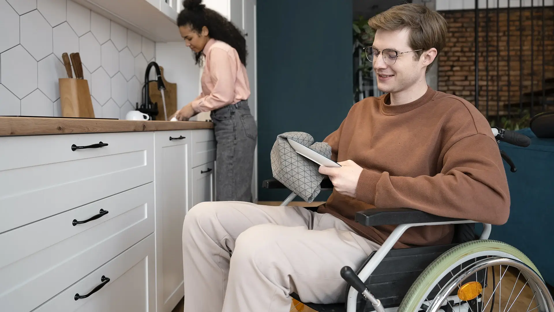 personne-handicap-salle-bain-PMR Rénovation de salle de bain pour Personnes à Mobilité Réduite (PMR)